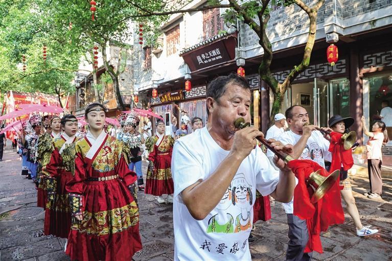 雨中英歌燃爆潮汕，激情四溢震撼心灵！神秘事件背后的真相揭晓皮肤病也为之动容。