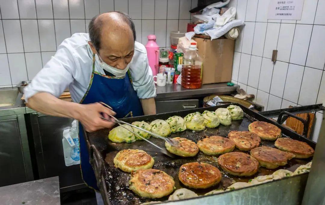 葱油饼老板跳投技艺惊艳全网，因卖饼意外跻身网红之列！究竟是何魅力让他走红？悬念揭晓时刻。