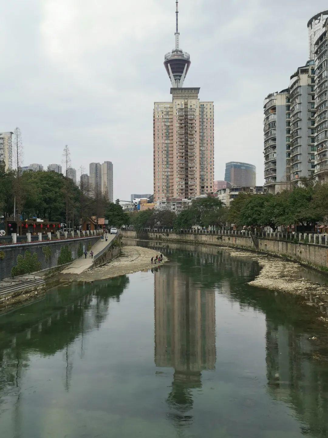 重庆街头太阳花妈妈坚韧摆摊，乐观救子——母爱如山，孩子永远是她的命题