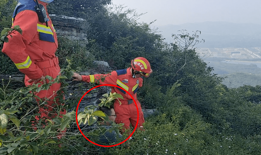 女孩逃票进景区悲剧落幕，责任归属引热议——地方新闻深度剖析事件真相与法规解读。