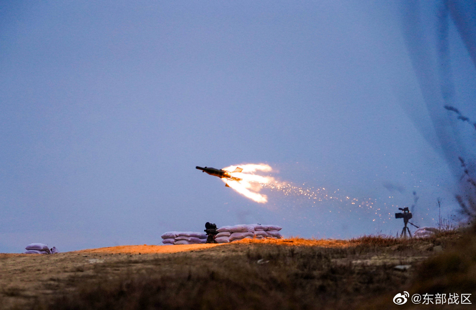 震撼！歼-16连射两枚导弹实弹攻击画面独家曝光，揭秘空中霸主实战威力无穷大之秘密武器攻略指南，深度解析与前沿科技结合展现真实战斗场景。