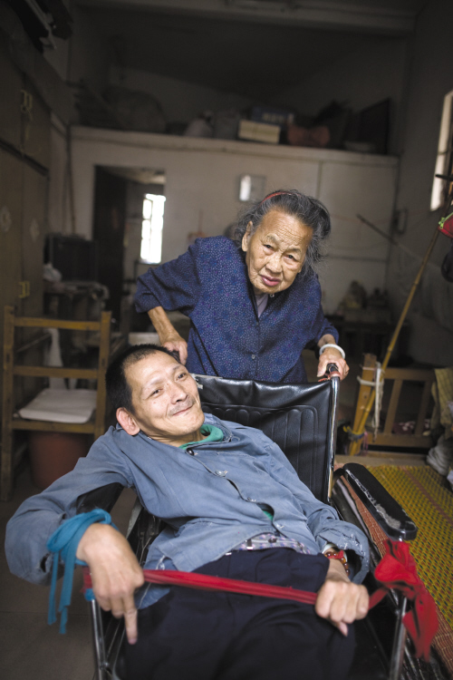 建议，感动人心！八旬母亲不离不弃守护瘫痪儿子三十载