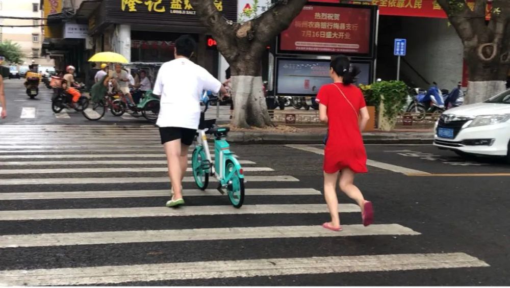 骑老奶奶过马路？真人游戏的疯狂与伦理挑战！标题已火，内容更烧脑。