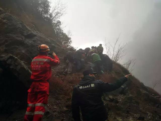 家族5人春节走亲戚车辆坠崖均遇难