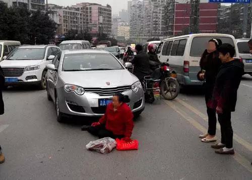 警察雷霆出击，揭秘车展背后的真相，带走碰瓷厂家人员！究竟发生了什么？疑云重重。